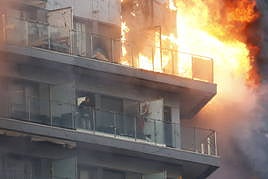 Última hora del incendio en Campanar: Junta Central Fallera se desmarca de una convocatoria de Crida silenciosa