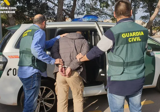 Agentes de la Guardia Civil, arrestan al atracador de gasolineras de La Vall d'Uixò.