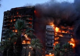 El edificio donde se ha registrado el incendio este jueves.