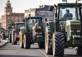 Protesta de agricultores en la avenida del Puerto de Valencia.