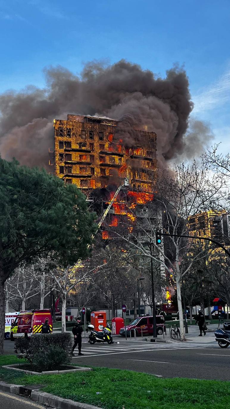 Las terribles imágenes del incendio en Campanar