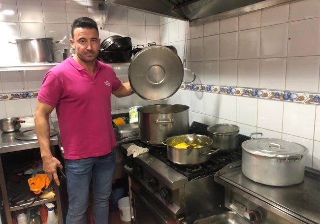 Pérez muestra un puchero preparado para un menú del día.