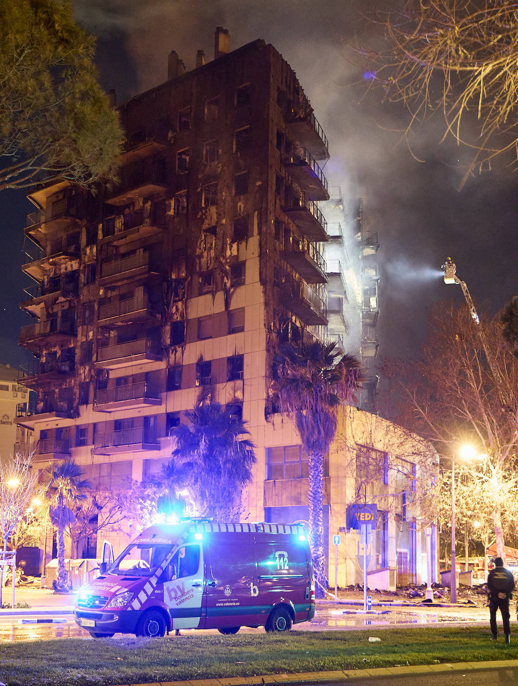 Así ha sido la noche alrededor del edificio de Campanar, en imágenes