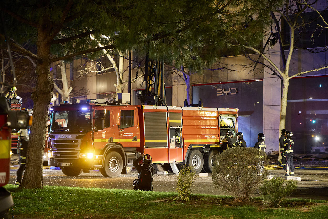 Así ha sido la noche alrededor del edificio de Campanar, en imágenes