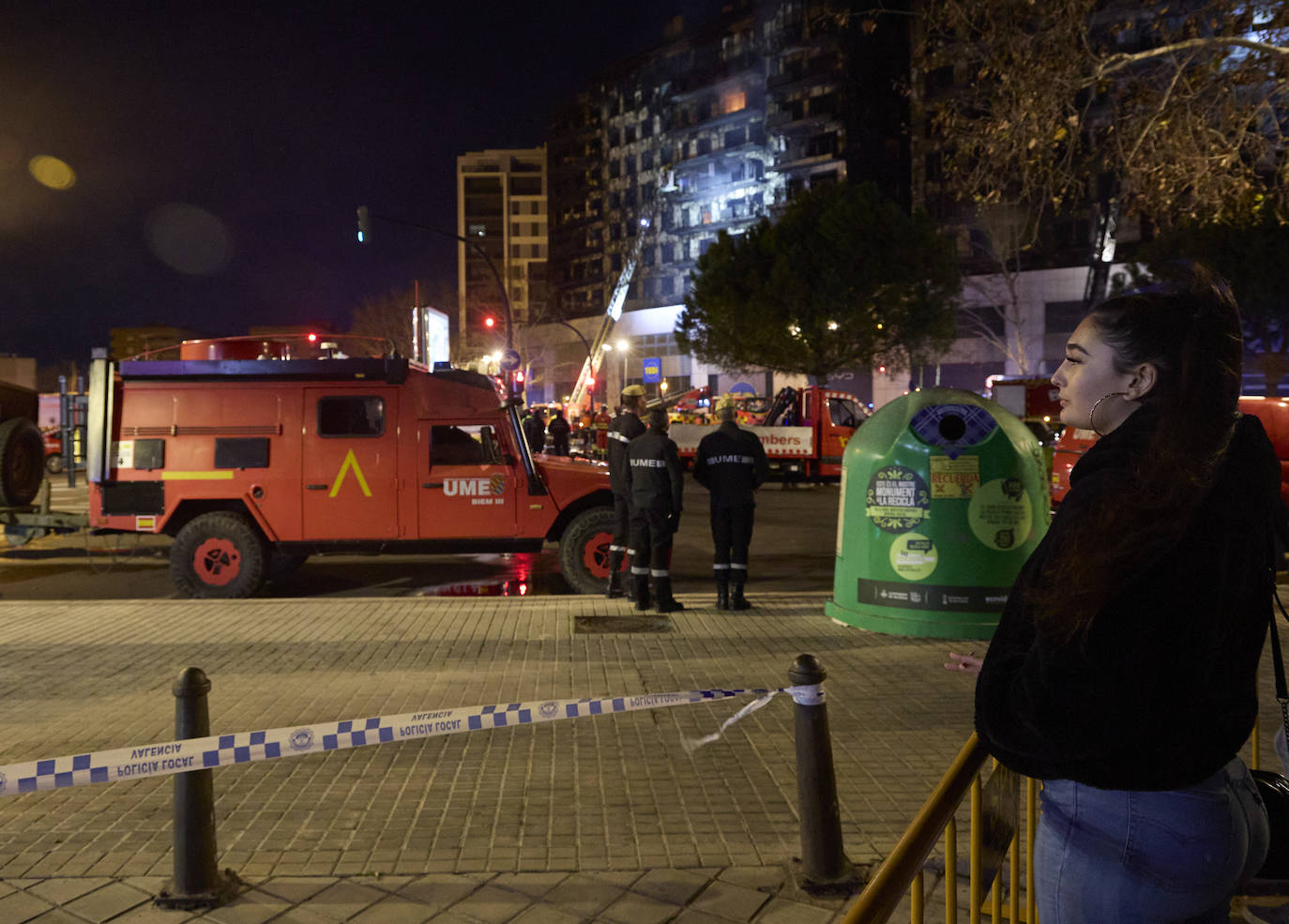 Así ha sido la noche alrededor del edificio de Campanar, en imágenes