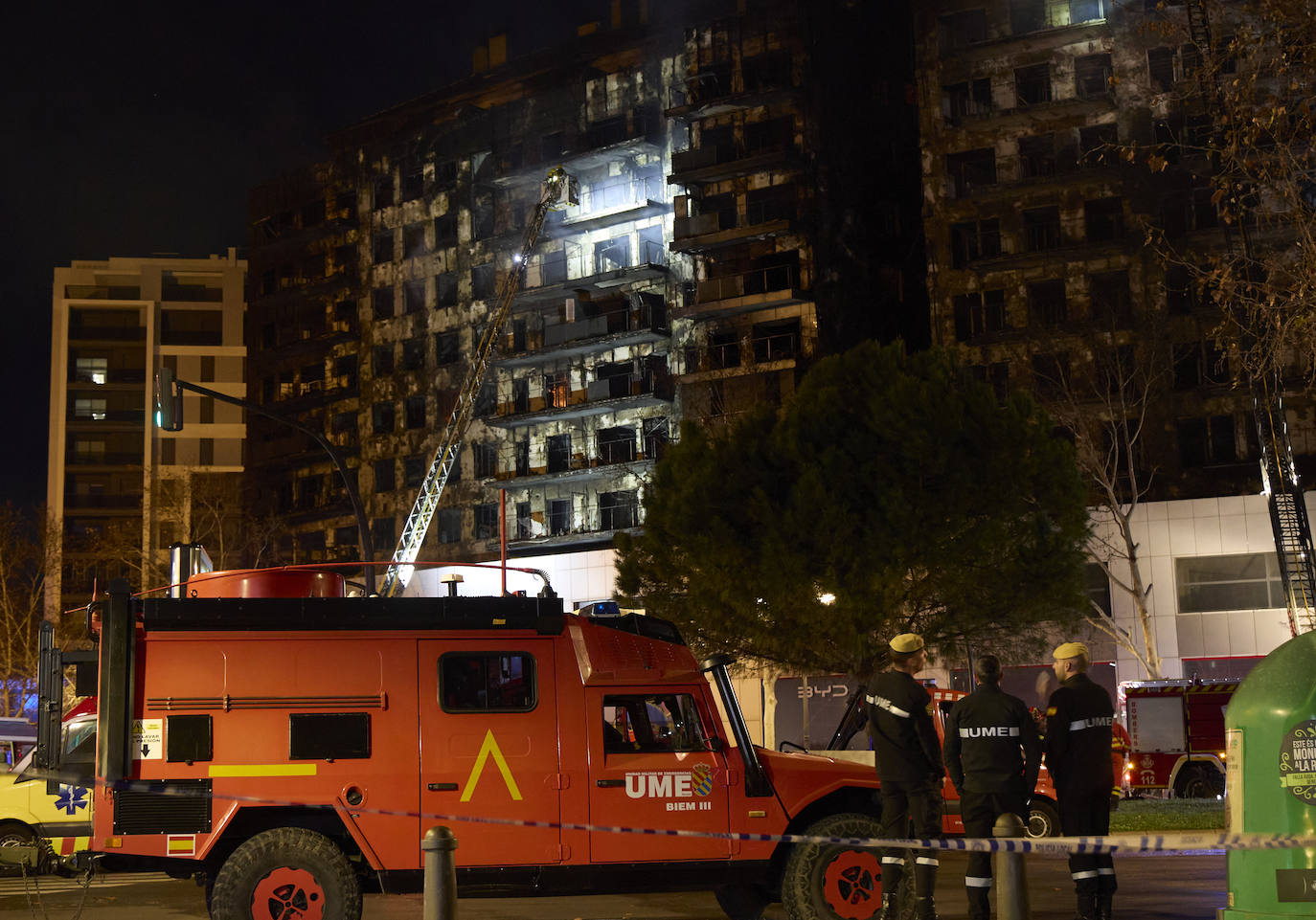 Así ha sido la noche alrededor del edificio de Campanar, en imágenes