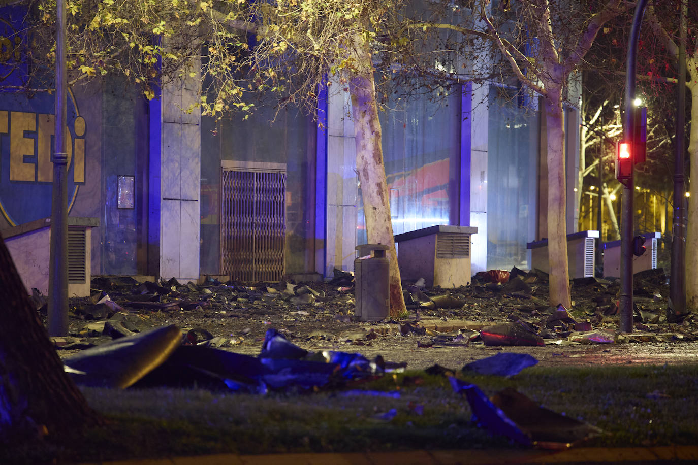 Así ha sido la noche alrededor del edificio de Campanar, en imágenes