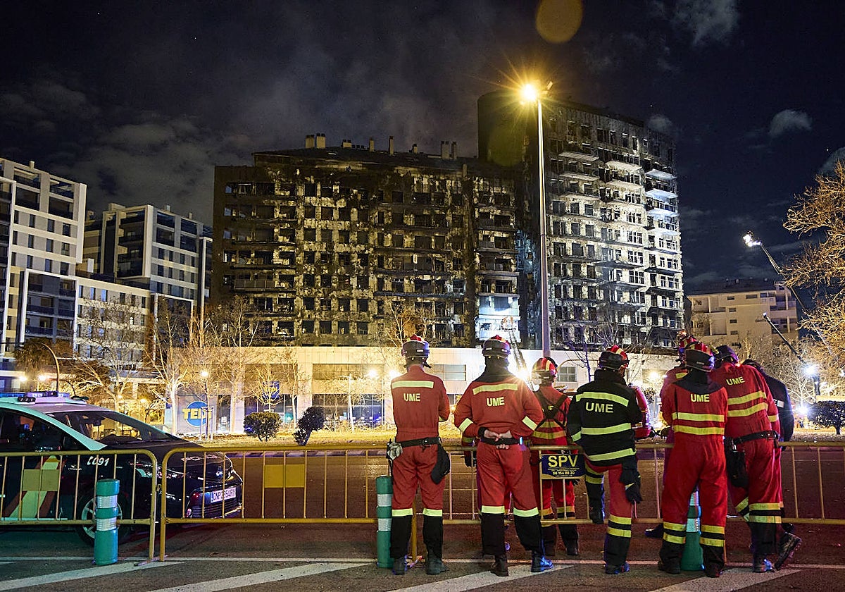 Miembros de la UME, durante las labores de extinción.