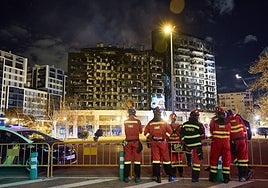 Miembros de la UME, durante las labores de extinción.