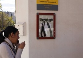 El crespón negro a la entrada de la Escuela Infantil de Sant Pau.