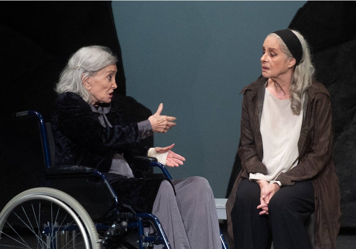 Las actrices Nuria Espert y Vicky Peña en una escena de la obra.