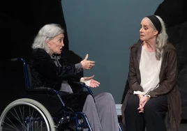 Las actrices Nuria Espert y Vicky Peña en una escena de la obra.