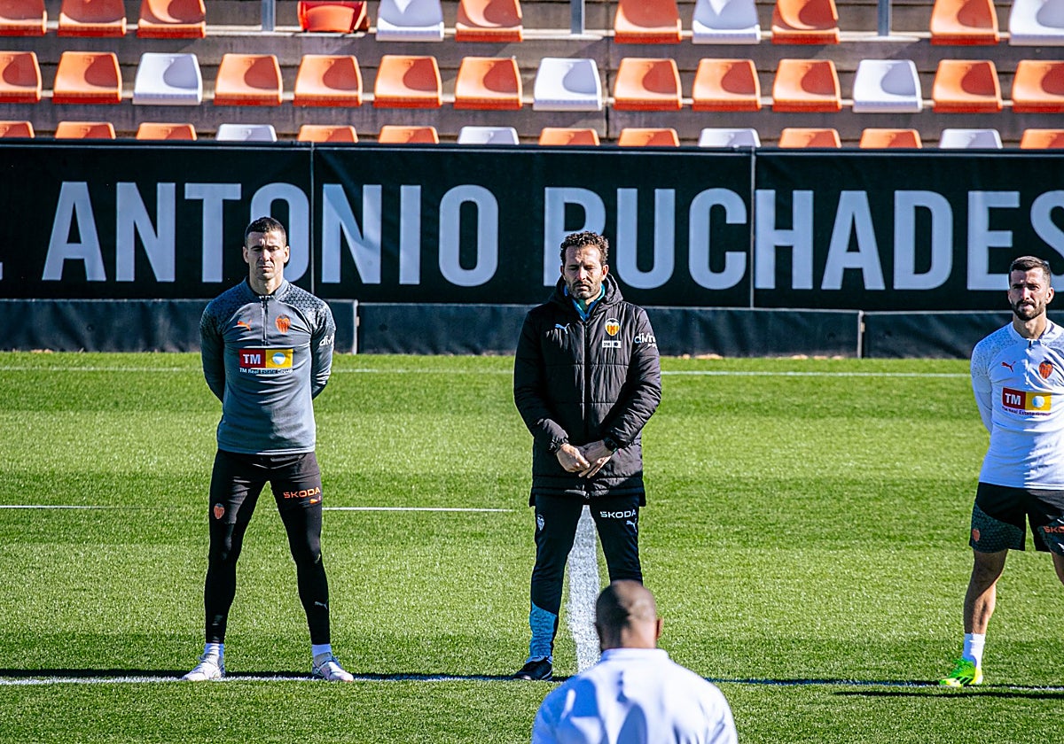 Los capitanes del Valencia y Baraja en el minuto de silencio de hoy.