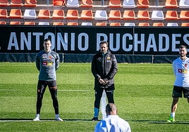 Los capitanes del Valencia y Baraja en el minuto de silencio de hoy.