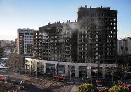 Vista de los edificios siniestrados en el fulminante incendio de este jueves en Valencia.