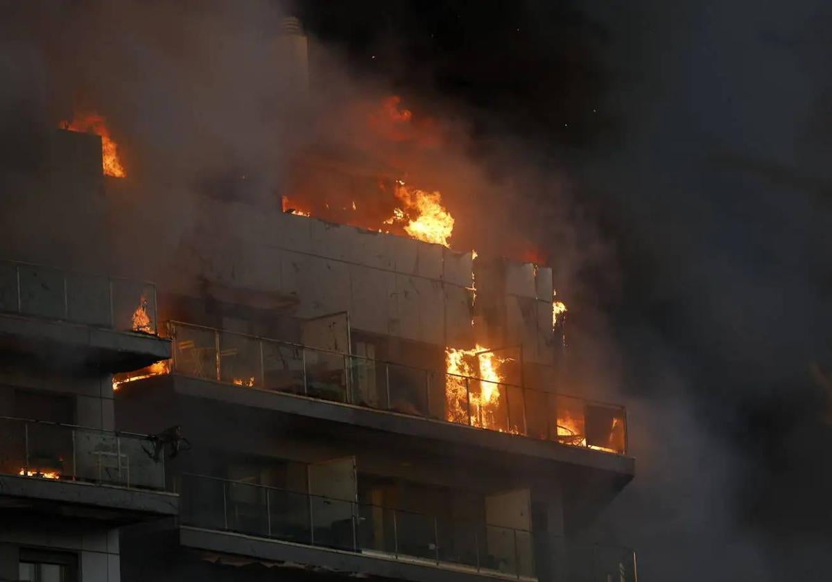 Imagen de las llamas en el edificio.