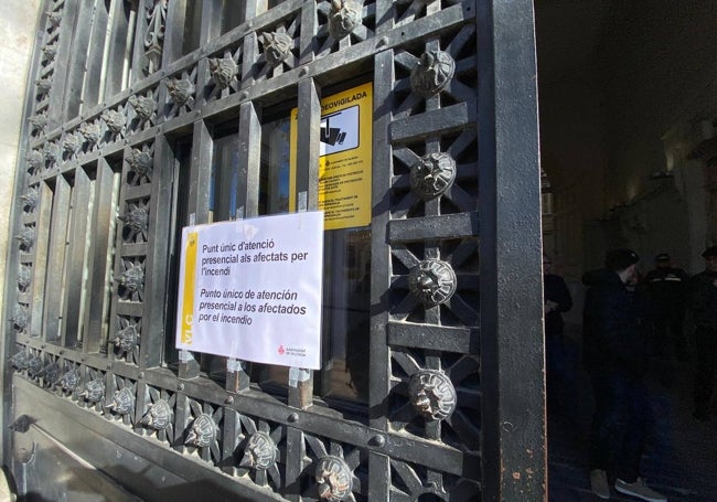 Imagen del punto de ayuda a los afectados por el incendio en el edificio de Tabacalera.