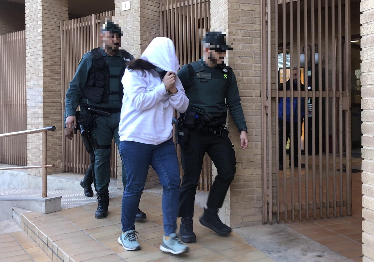 La joven arrestada entra a los Juzgados de Gandia.