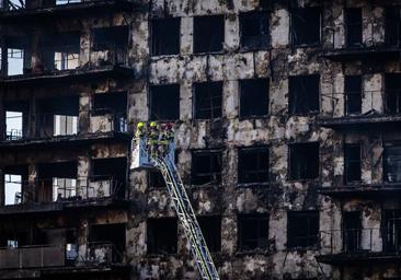 Los bomberos sofocan un conato en el edificio y buscan entre 9 y 15 desaparecidos