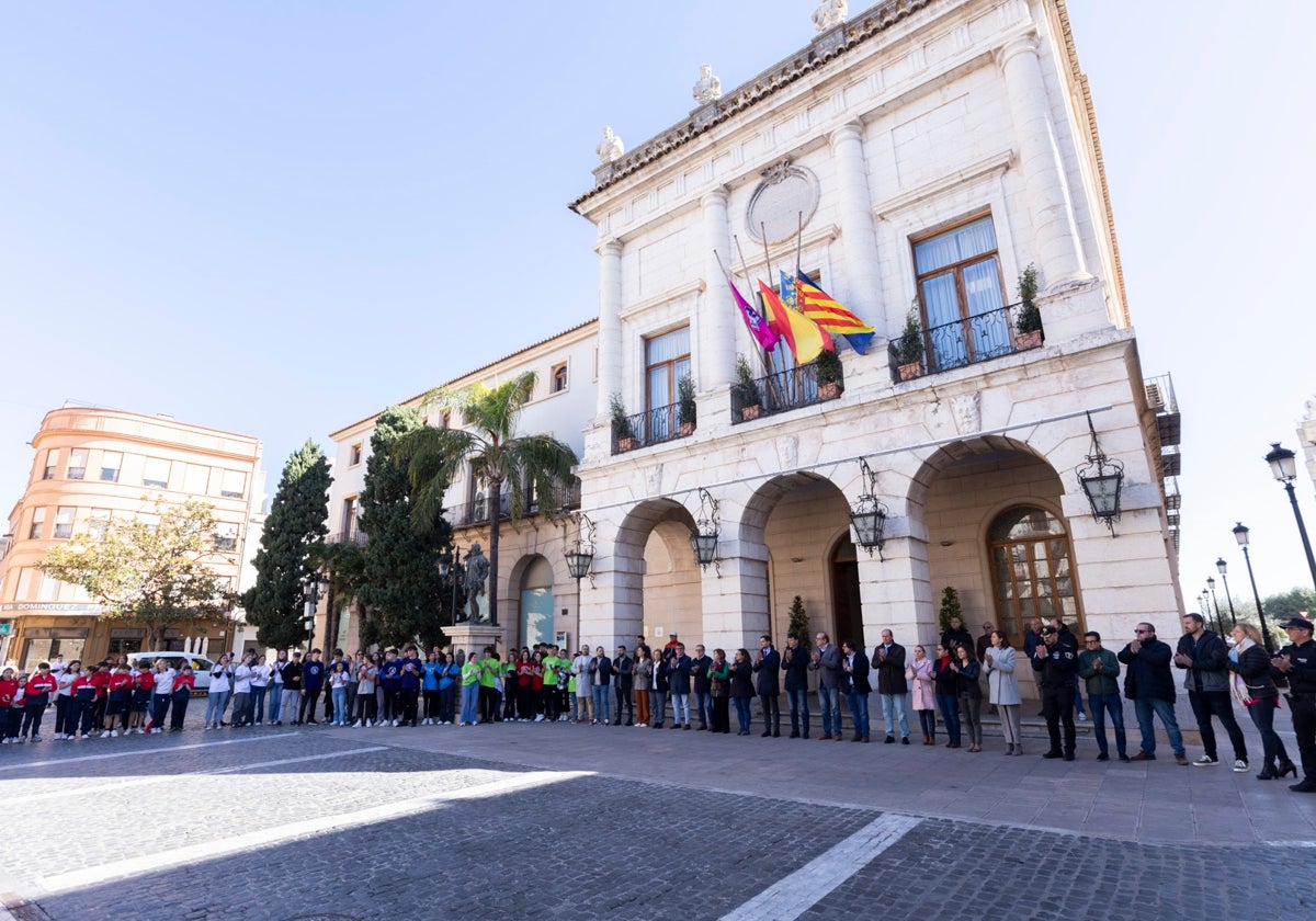 Un instante del minuto de silencio que se ha guardado frente al Ayuntamiento de Gandia por el incendio de Campanar.