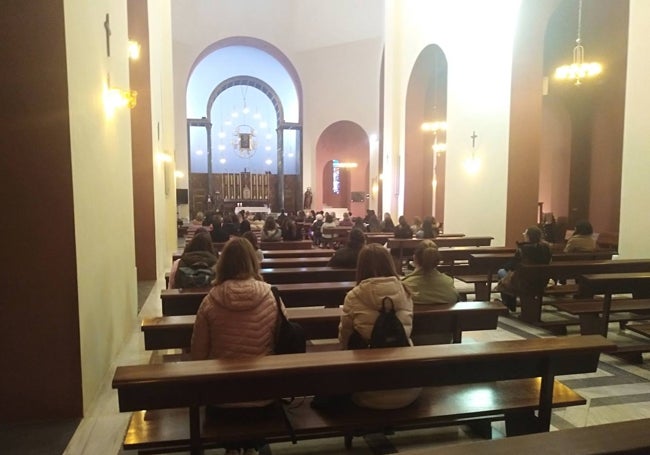 Un instante de la oración por Marta y su familia celebrada este viernes en la capilla de Jesús-María.