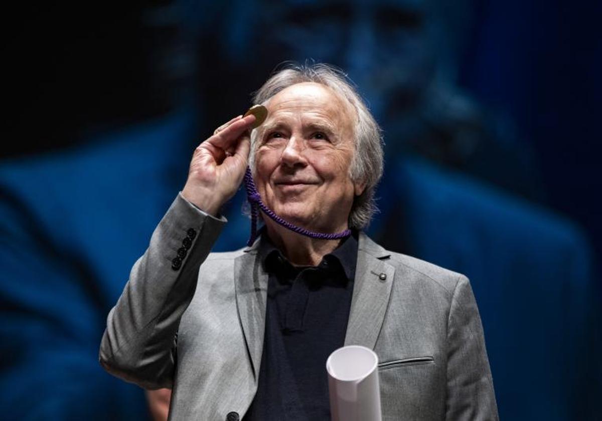 Joan Manuel Serrat ha recibido La Medalla de la Universitat Jaume I de Castellò.