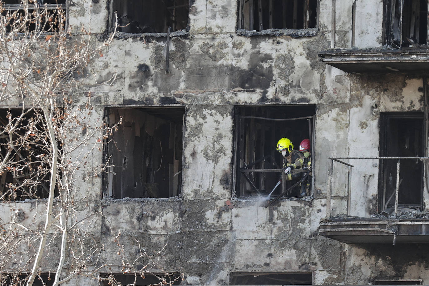 Fotos del segundo día tras el pavoroso incendio en Campanar