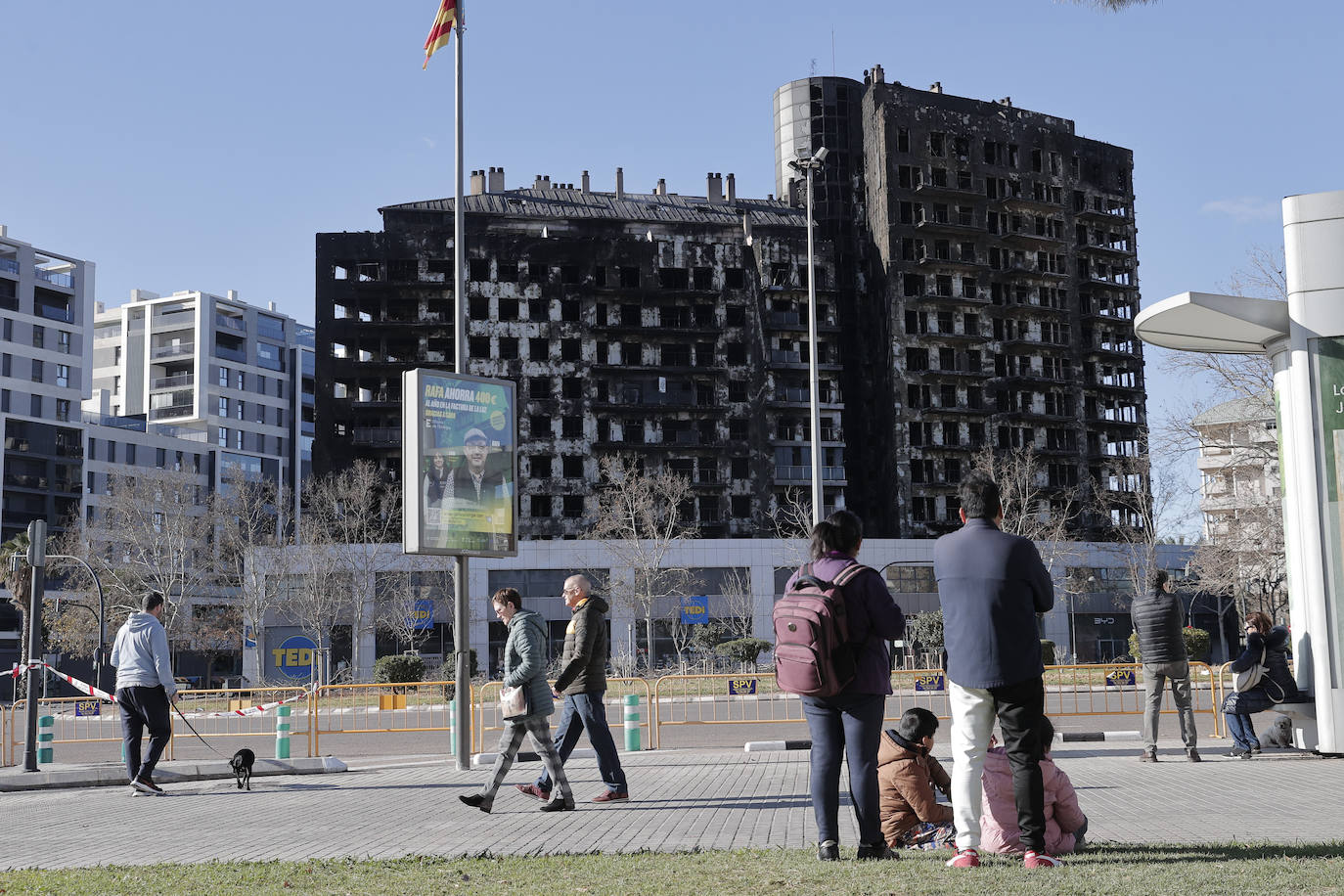 Fotos del segundo día tras el pavoroso incendio en Campanar