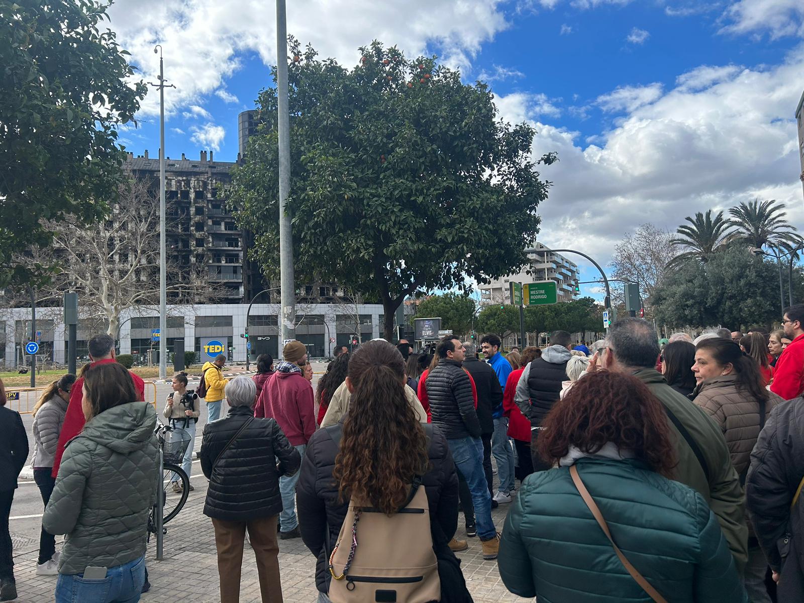 Fotos del minuto de silencio en Valencia en recuerdo de las víctimas del incendio