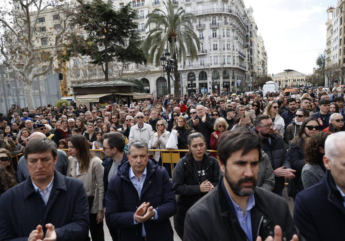 Fotos del minuto de silencio en Valencia en recuerdo de las víctimas del incendio