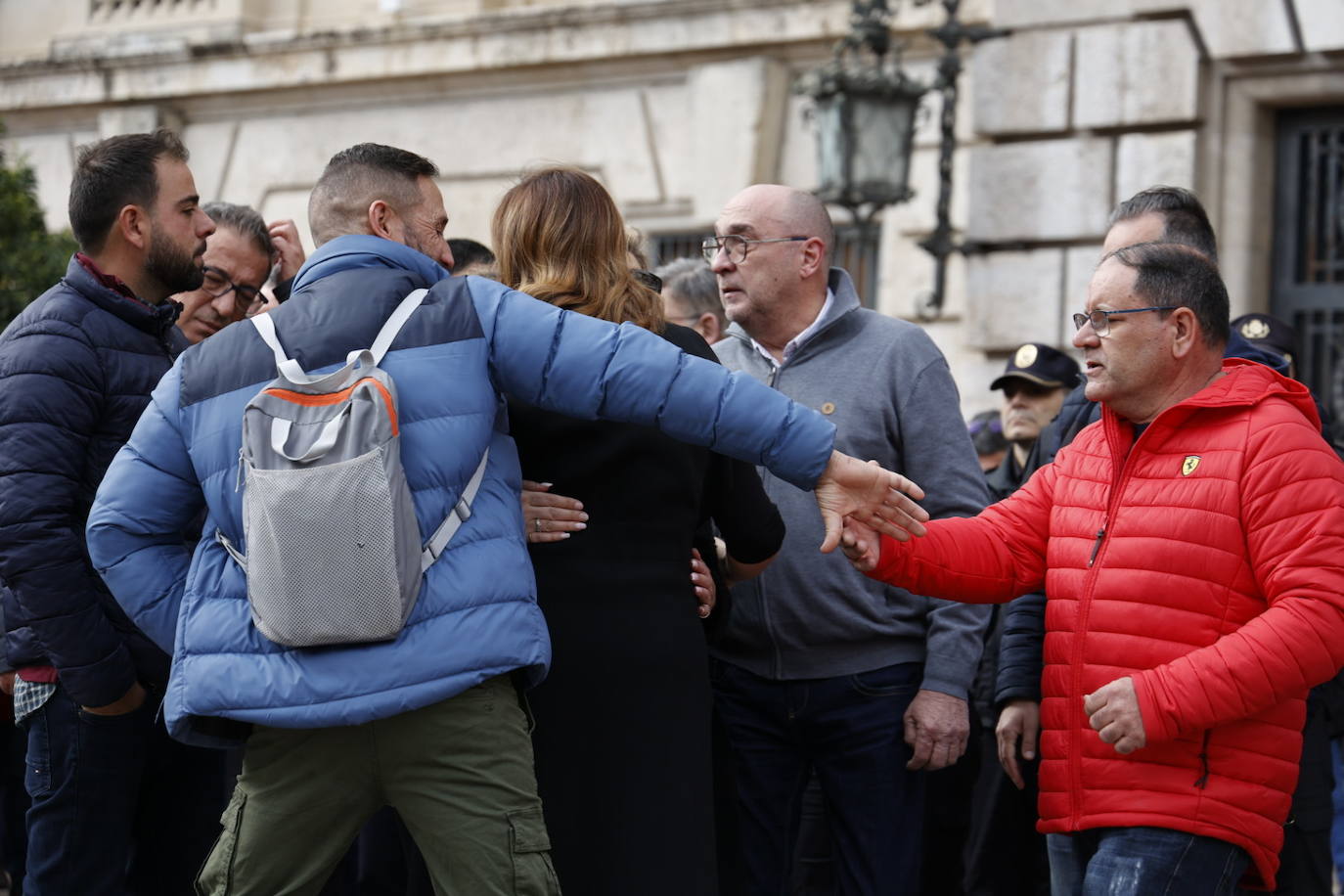 Fotos del minuto de silencio en Valencia en recuerdo de las víctimas del incendio