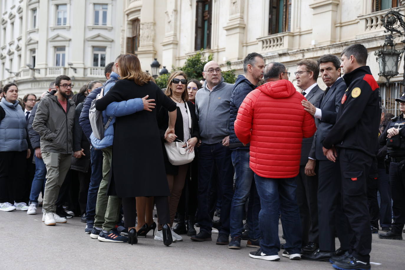 Fotos del minuto de silencio en Valencia en recuerdo de las víctimas del incendio