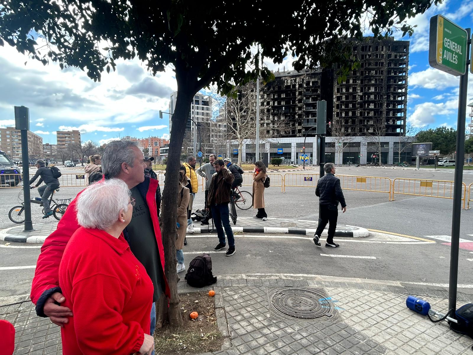 Fotos del minuto de silencio en Valencia en recuerdo de las víctimas del incendio