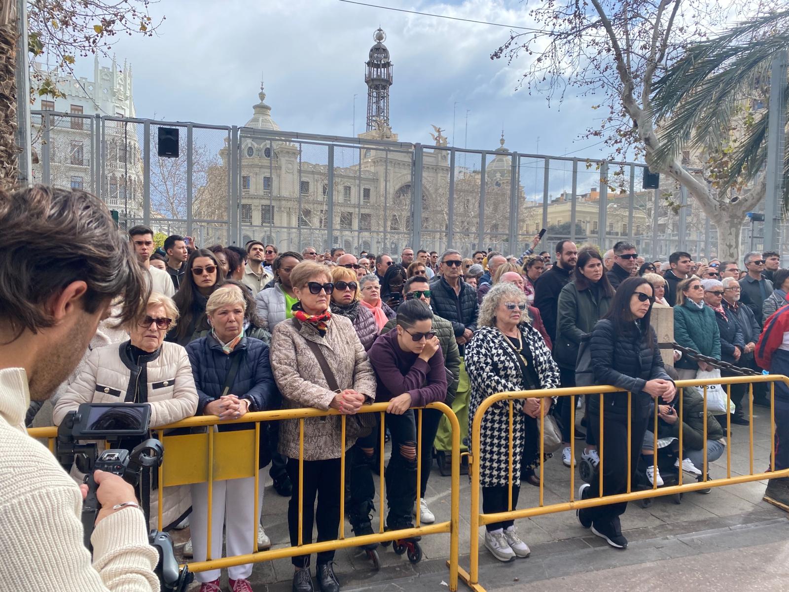 Fotos del minuto de silencio en Valencia en recuerdo de las víctimas del incendio