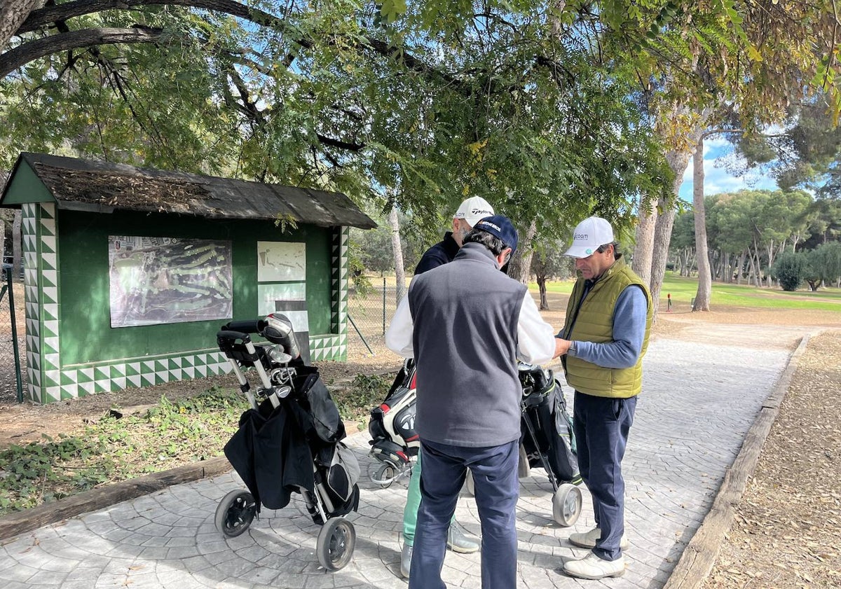 Imagen principal - Tres miembros del COGITI, conversan tras el torneo.