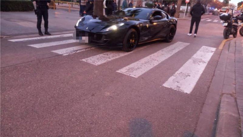 Los coches salen del parking de las torres incendiadas en Campanar