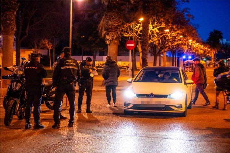 Los coches salen del parking de las torres incendiadas en Campanar