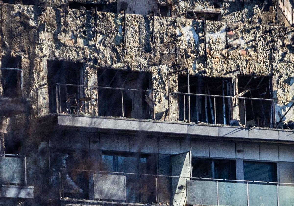 La lana de roca se puede ver en partes del edificio que no ardieron totalmente.