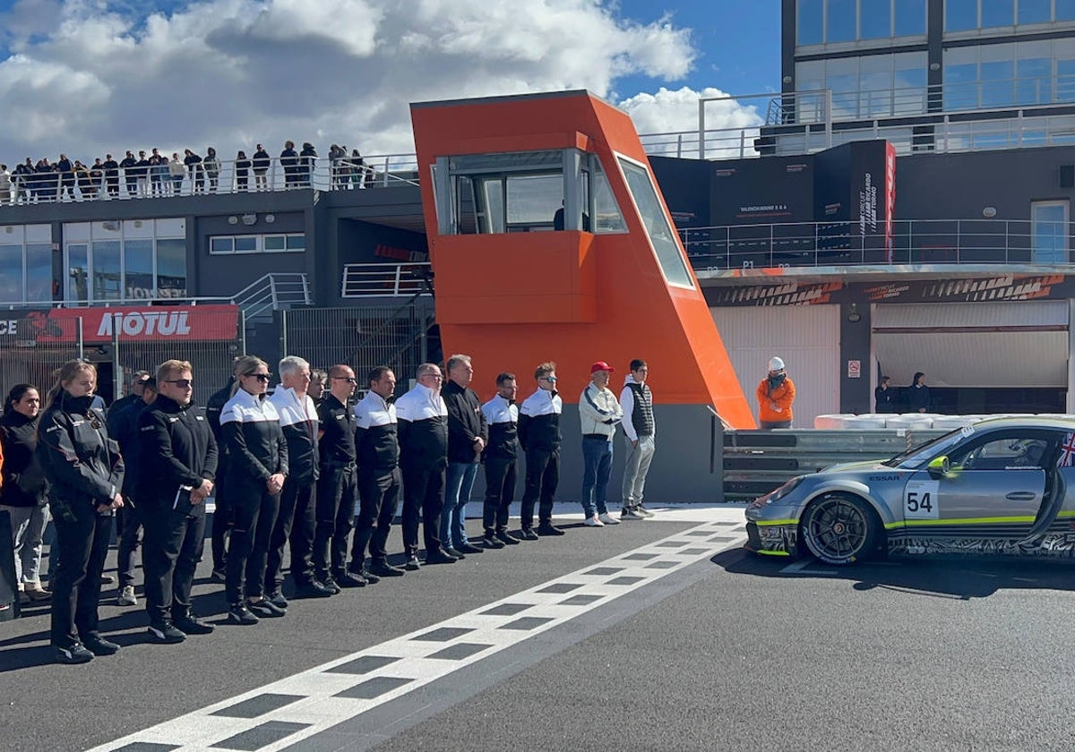 Los pilotos y los organizadores del campeonato se han reunido para celebrar un minuto de silencio