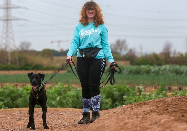 Andrea, con una de las mascotas del refugio de Benimàmet.