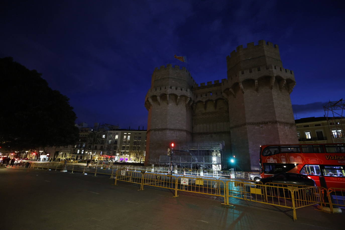 Fotos de las Torres de Serranos vacías en el día que tendría que haberse celebrado la Crida