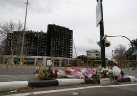 Fotos del altar en honor a las víctimas del incendio de Valencia