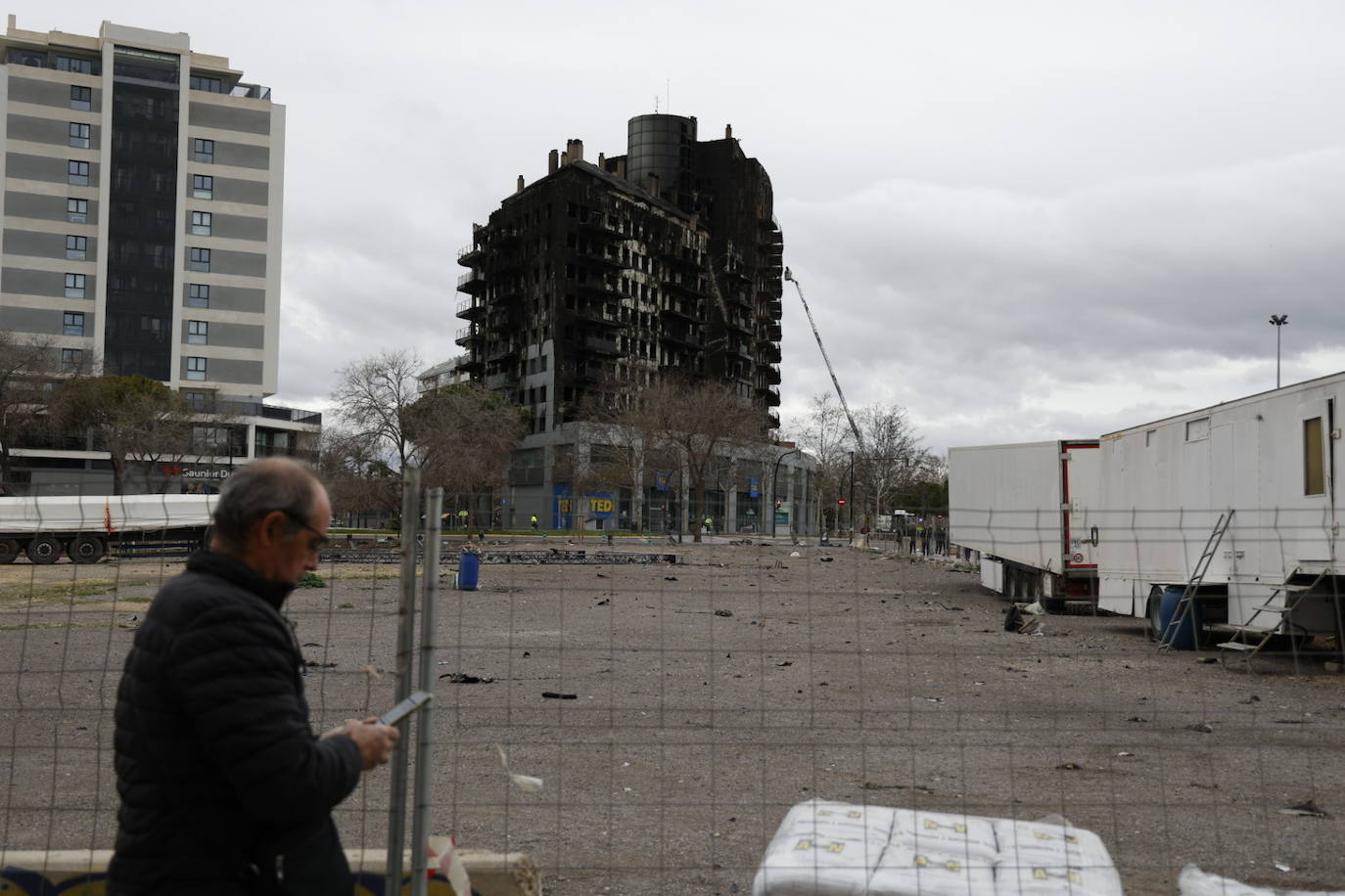 Fotos del altar en honor a las víctimas del incendio de Valencia