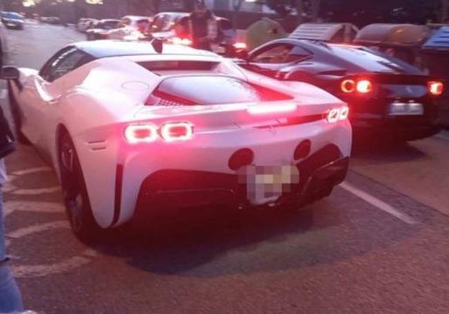 Los coches del parking del edificio siniestrado.