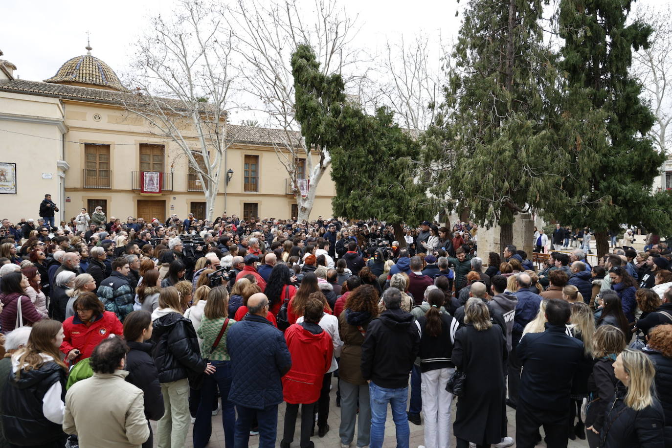 Fotos del minuto de silencio en la plaza de la iglesia de Campanar