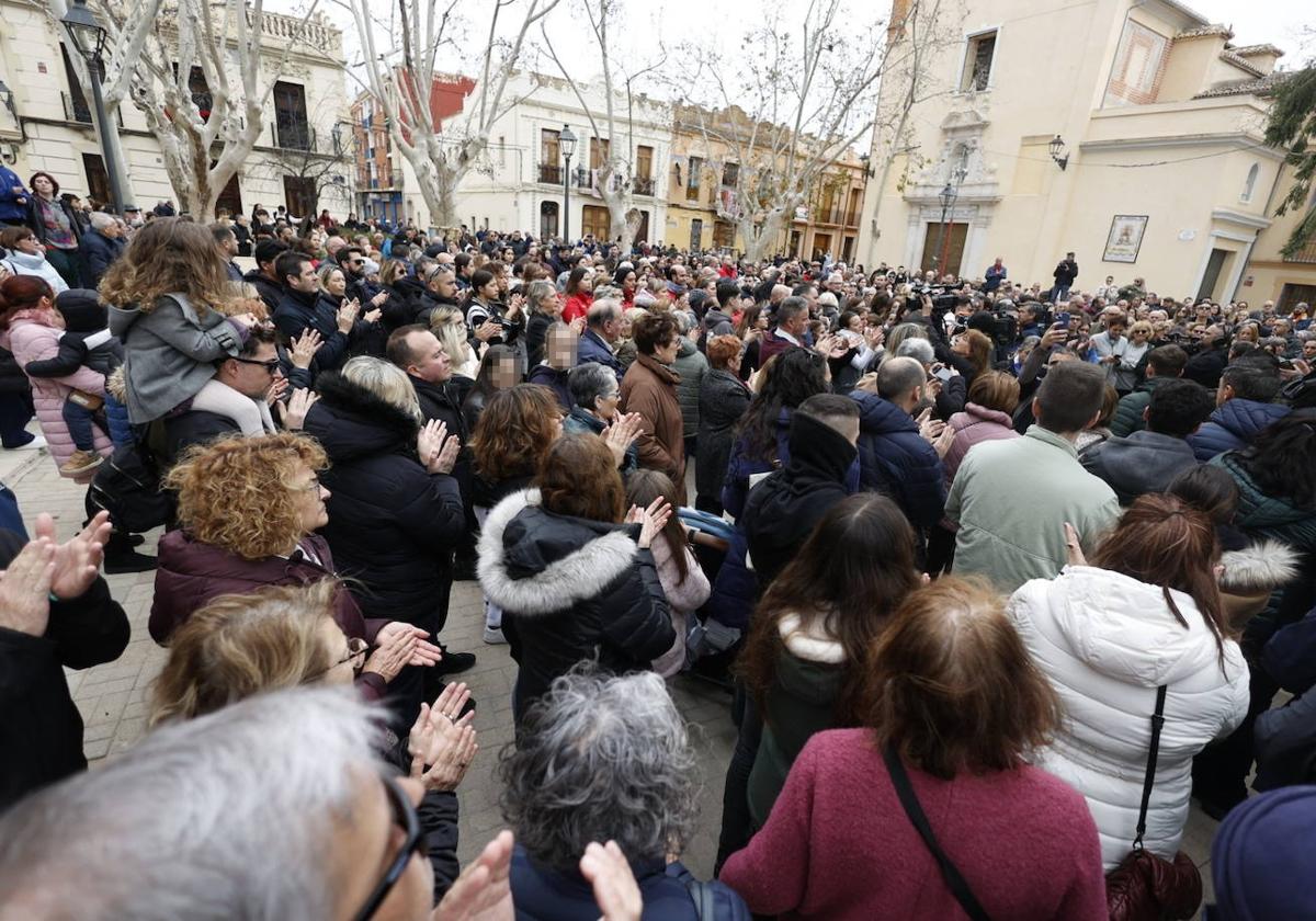 Minuto de silencio en la plaza de la iglesia de Campanar