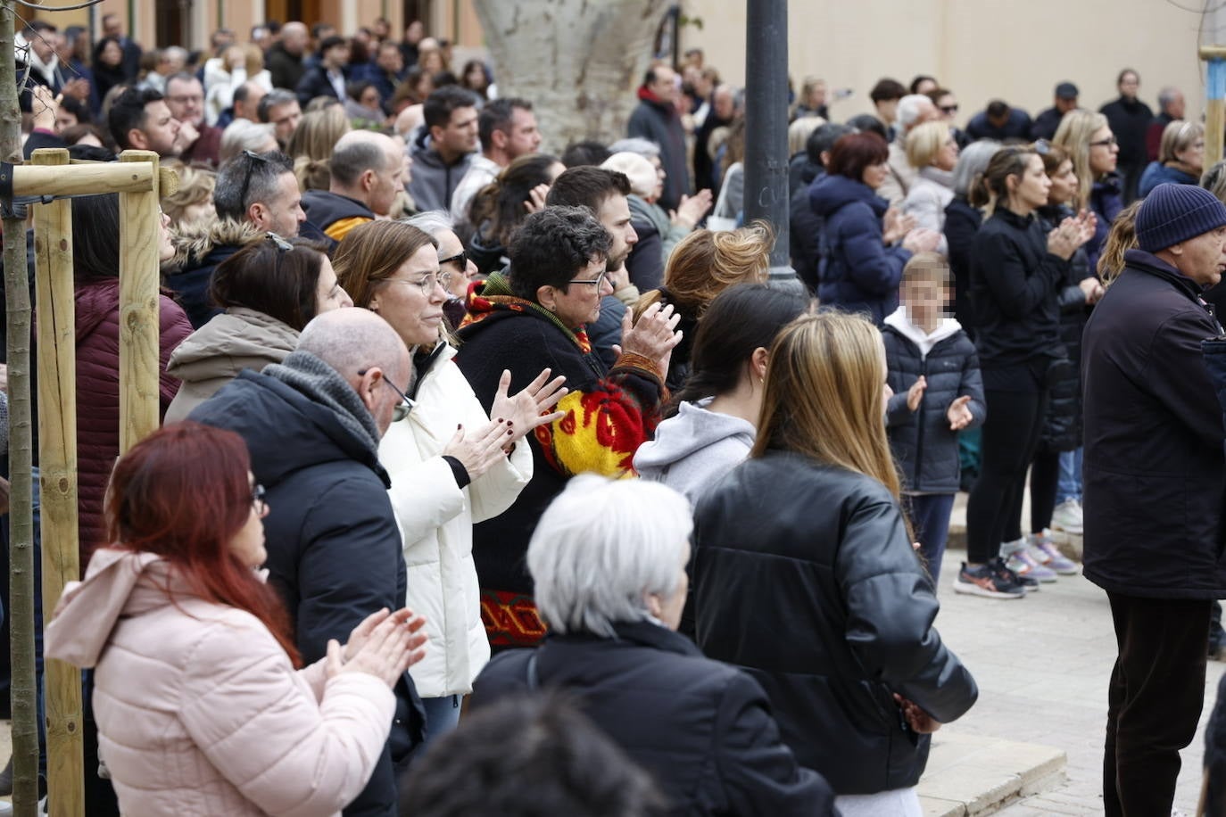 Fotos del minuto de silencio en la plaza de la iglesia de Campanar