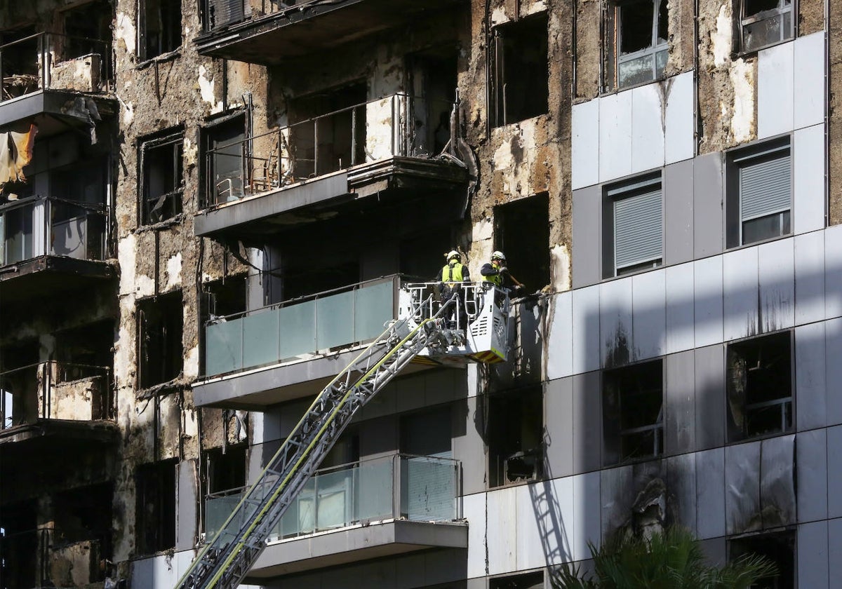 Los bomberos revisan la fachada del edificio, este lunes.