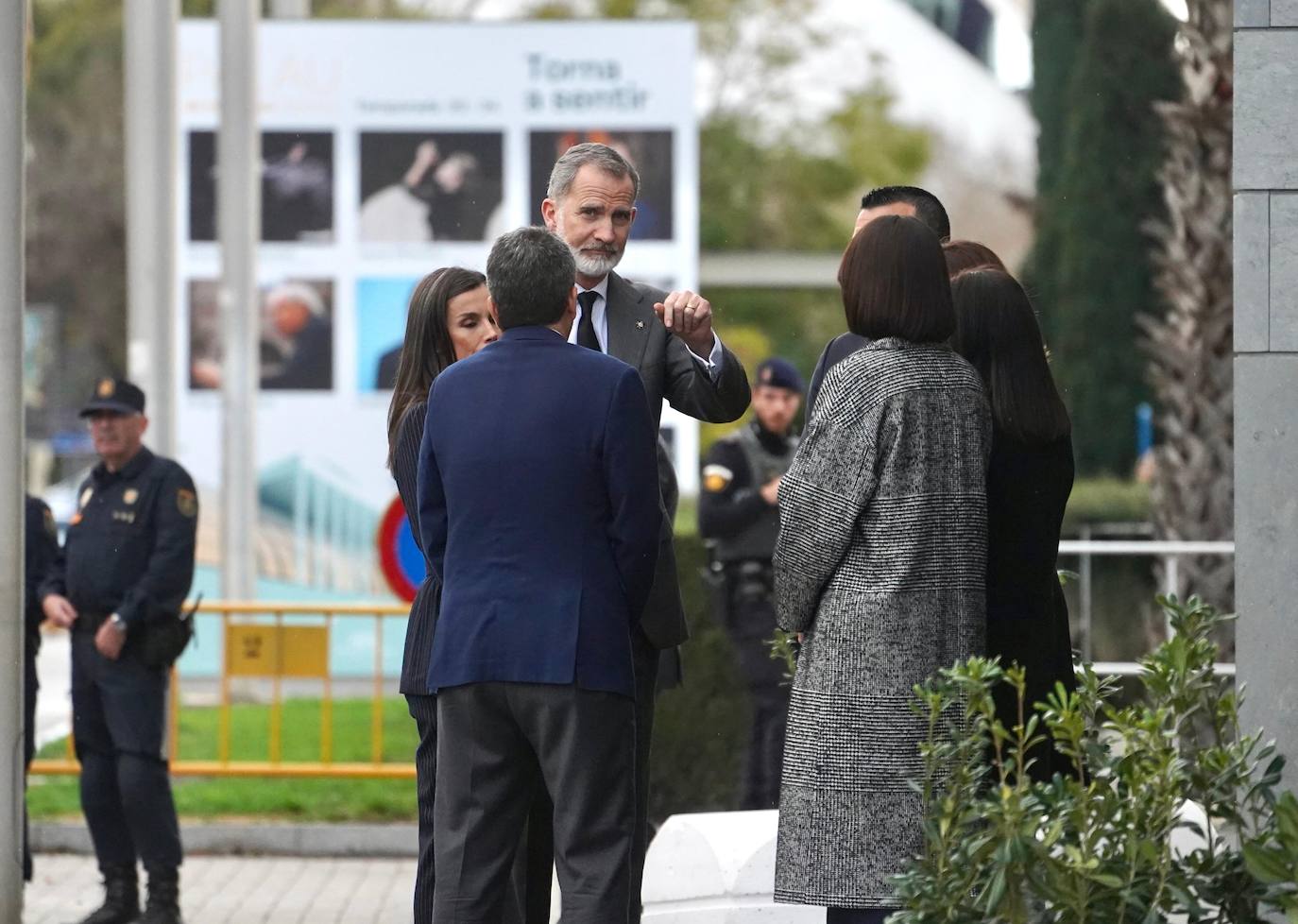 Todas las imágenes de los Reyes con las víctimas y en su visita al edificio de Campanar