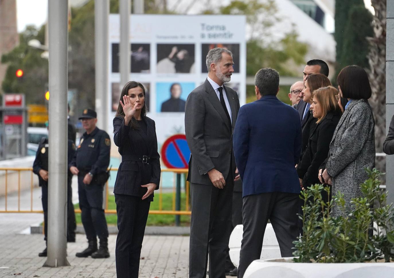 Todas las imágenes de los Reyes con las víctimas y en su visita al edificio de Campanar